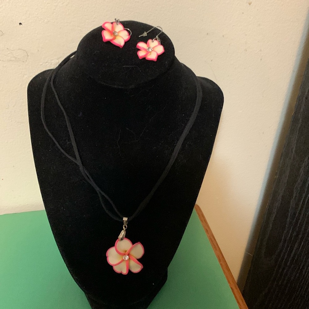 Beautiful floral necklace earrings set 17”